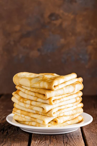 Ev yapımı ince krep yığını, ahşap rustik masa üzerinde kaydırılan krep