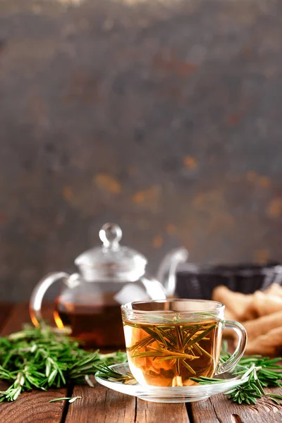 Thé Romarin Dans Une Tasse Thé Verre Sur Table Rustique — Photo