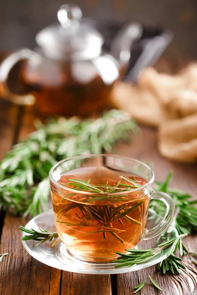 Rosmarintee Glas Teetasse Auf Rustikalem Holztisch Nahaufnahme Kräutervitamintee — Stockfoto