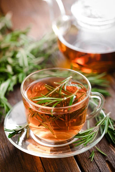 Δεντρολίβανο Τσάι Στο Ποτήρι Τσάι Κύπελλο Ρουστίκ Ξύλινο Τραπέζι Closeup — Φωτογραφία Αρχείου
