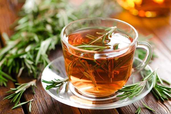 Thé Romarin Dans Une Tasse Thé Verre Sur Table Rustique — Photo