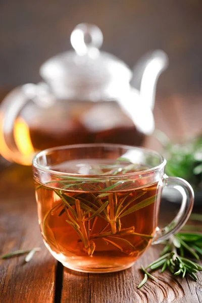 Rozmaring Teát Vértes Rusztikus Fából Készült Asztal Üveg Tea Csészében — Stock Fotó