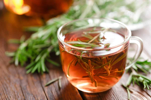 Rosemary Čaj Skleněné Šálek Čaje Rustikální Dřevěný Stůl Closeup Čaj — Stock fotografie