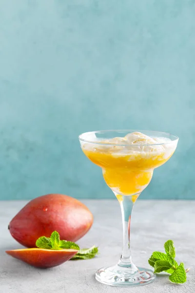 Verfrissende Zomer Mango Cocktail Met Vers Sap Ijs — Stockfoto