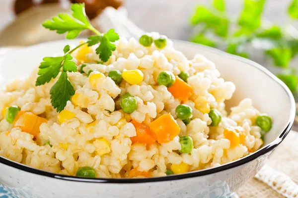 Trigo Bulgur Hervido Con Zanahoria Guisantes Verdes Maíz Dieta Vegana — Foto de Stock