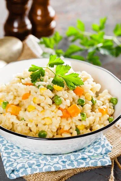 Trigo Bulgur Hervido Con Zanahoria Guisantes Verdes Maíz Dieta Vegana — Foto de Stock