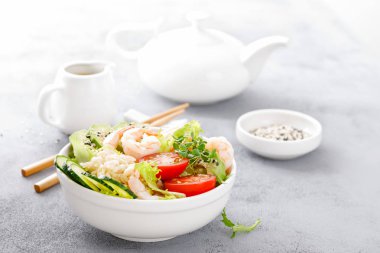 Hawaii karides, pirinç ve sebze, karides, pirinç, avokado, salatalık, domates, marul ile sağlıklı Buda kase kase poke