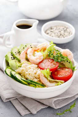 Hawaii karides, pirinç ve sebze, karides, pirinç, avokado, salatalık, domates, marul ile sağlıklı Buda kase kase poke