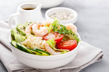 Hawaii karides, pirinç ve sebze, karides, pirinç, avokado, salatalık, domates, marul ile sağlıklı Buda kase kase poke