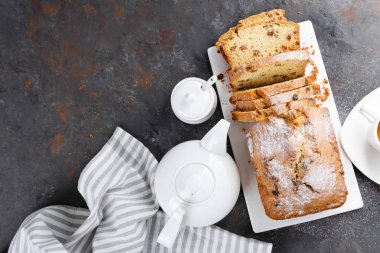 Meyveli kek, üstten görünüm dilimlenmiş üzüm meyve pasta