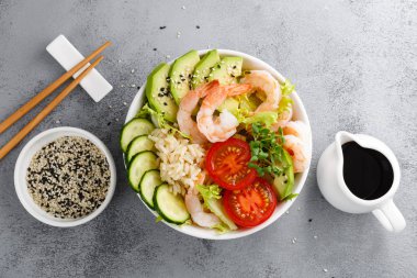 Hawaii karides, pirinç ve sebze, karides, pirinç, avokado, salatalık, domates, marul ile sağlıklı Buda kase kase poke. Üstten görünüm