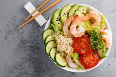 Hawaii karides, pirinç ve sebze, karides, pirinç, avokado, salatalık, domates, marul ile sağlıklı Buda kase kase poke. Üstten görünüm