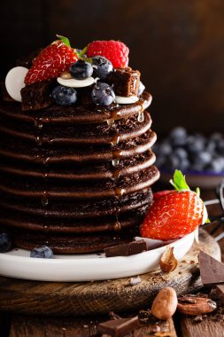 Yığın çikolata çilek, çilek, ahududu ve yaban mersinli krep