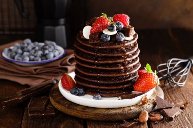 Yığın çikolata çilek, çilek, ahududu ve yaban mersinli krep