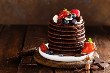 Yığın çikolata çilek, çilek, ahududu ve yaban mersinli krep