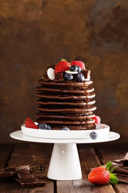 Yığın çikolata çilek, çilek, ahududu ve yaban mersinli krep