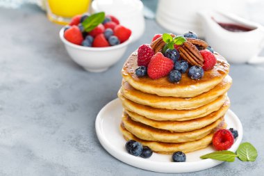 Taze meyveleri ve pekan fındık ile kabarık krep yığını