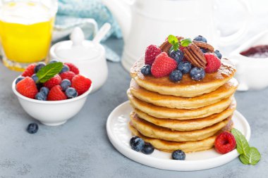 Taze meyveleri ve pekan fındık ile kabarık krep yığını
