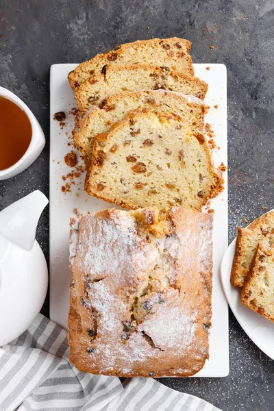 Frukt Tårta Med Russin Skivad Fruktkaka Ovanifrån — Stockfoto