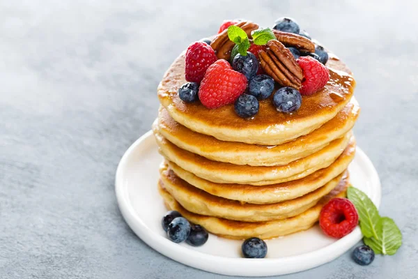 Stapel Flauschiger Pfannkuchen Mit Frischen Beeren Und Pekannüssen — Stockfoto