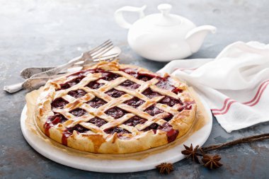 Taze çilek ile Amerikan vişneli tart