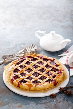 Taze çilek ile Amerikan vişneli tart