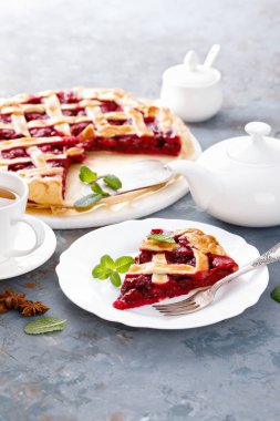 Taze çilek ile Amerikan vişneli tart