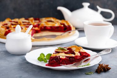 Taze çilek ile Amerikan vişneli tart