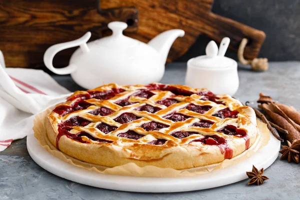 Taze çilek ile Amerikan vişneli tart