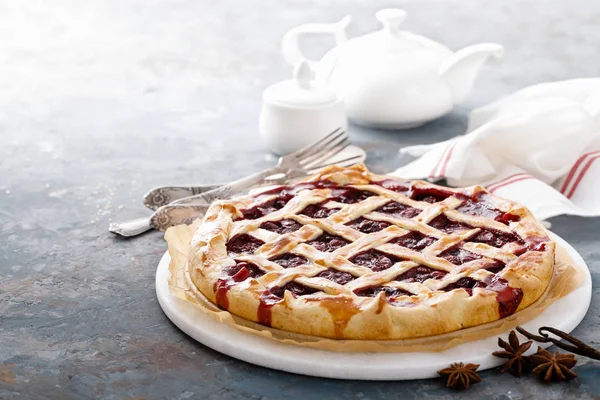 Taze çilek ile Amerikan vişneli tart