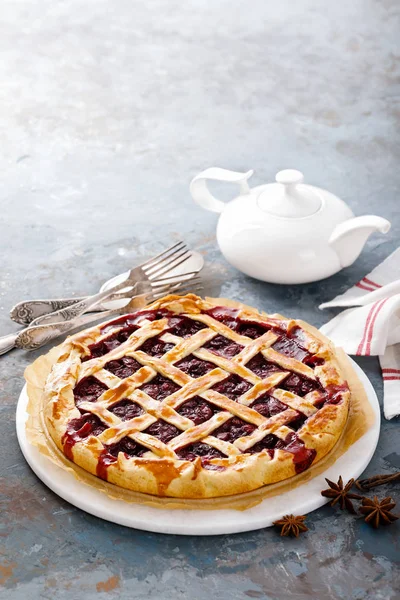 Taze çilek ile Amerikan vişneli tart