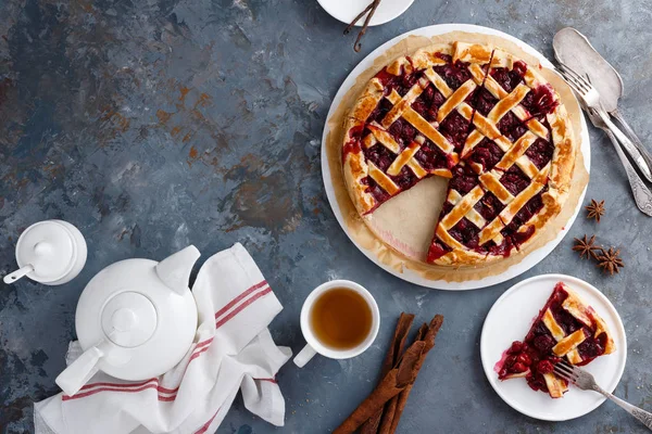 Taze Çilek Ile Amerikan Vişneli Tart — Stok fotoğraf