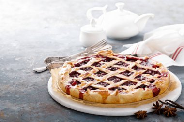 Taze çilek ile Amerikan vişneli tart