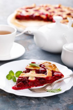 Taze çilek ile Amerikan vişneli tart