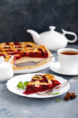 Taze çilek ile Amerikan vişneli tart