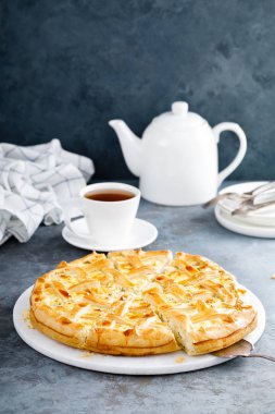 Pasta tuzlu peynir ve yeşillik ile