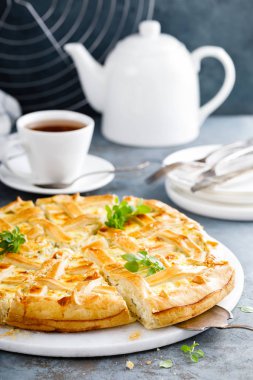 Pasta tuzlu peynir ve yeşillik ile