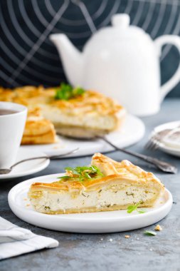 Pasta tuzlu peynir ve yeşillik ile