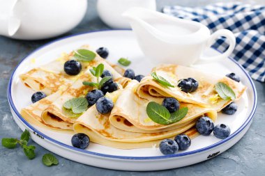 Taze çilek ile sarılmış tatlı krep krep blueberry ile