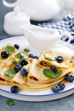 Taze çilek ile sarılmış tatlı krep krep blueberry ile