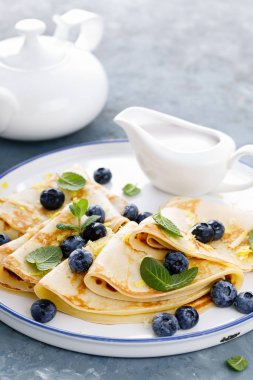 Taze çilek ile sarılmış tatlı krep krep blueberry ile