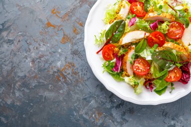 Izgara tavuk eti, üstten görünüm ile taze sebze salatası