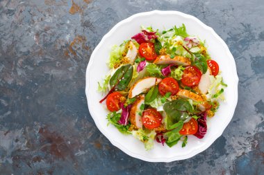 Izgara tavuk eti, üstten görünüm ile taze sebze salatası