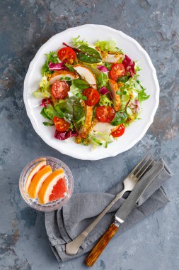 Izgara tavuk eti, üstten görünüm ile taze sebze salatası