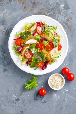 Izgara tavuk eti, üstten görünüm ile taze sebze salatası