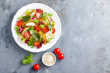 Izgara tavuk eti, üstten görünüm ile taze sebze salatası