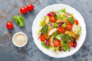 Izgara tavuk eti, üstten görünüm ile taze sebze salatası