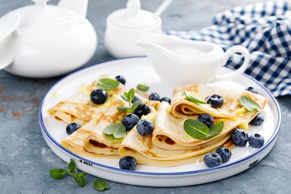 Taze çilek ile sarılmış tatlı krep krep blueberry ile