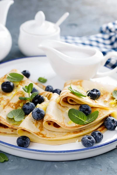 Panquecas Doces Embrulhadas Com Bagas Frescas Crepes Com Mirtilo — Fotografia de Stock