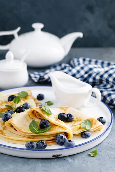 Panquecas Doces Embrulhadas Com Bagas Frescas Crepes Com Mirtilo — Fotografia de Stock